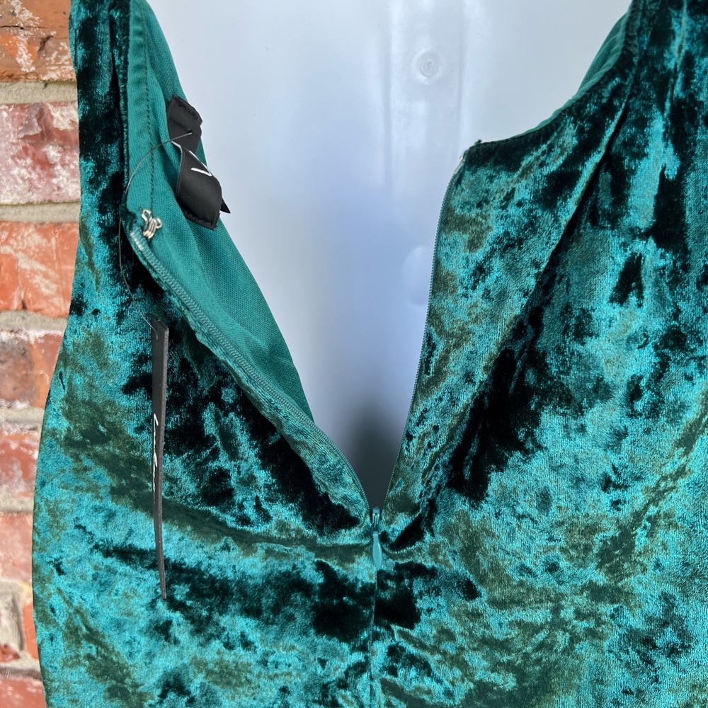 Lulu's green crushed velvet dress size medium NWT - Picture 6 of 10